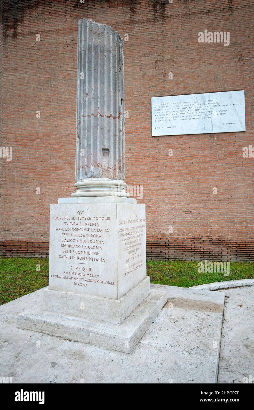 Denkmal für die Soldaten, die im September 1943 (2. Weltkrieg) in der Viale del Campo Boario in der Nähe der Pyramide von Cestius, Rom, Latium, Italien, zur Verteidigung Roms gestorben sind Stockfoto