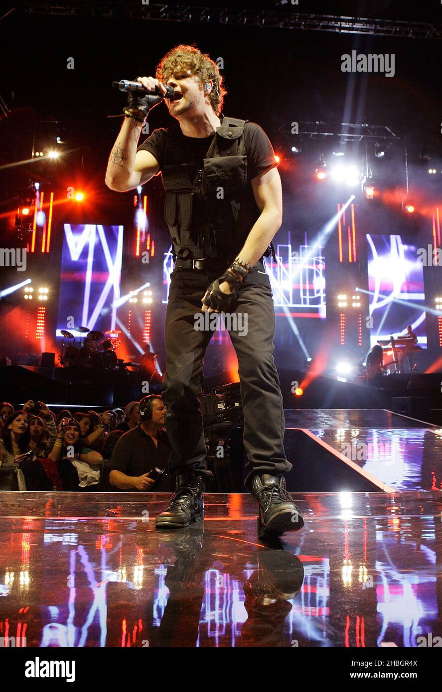 Jay McGuinness von The Wanted tritt auf der Bühne der O2 Arena in London auf. Stockfoto