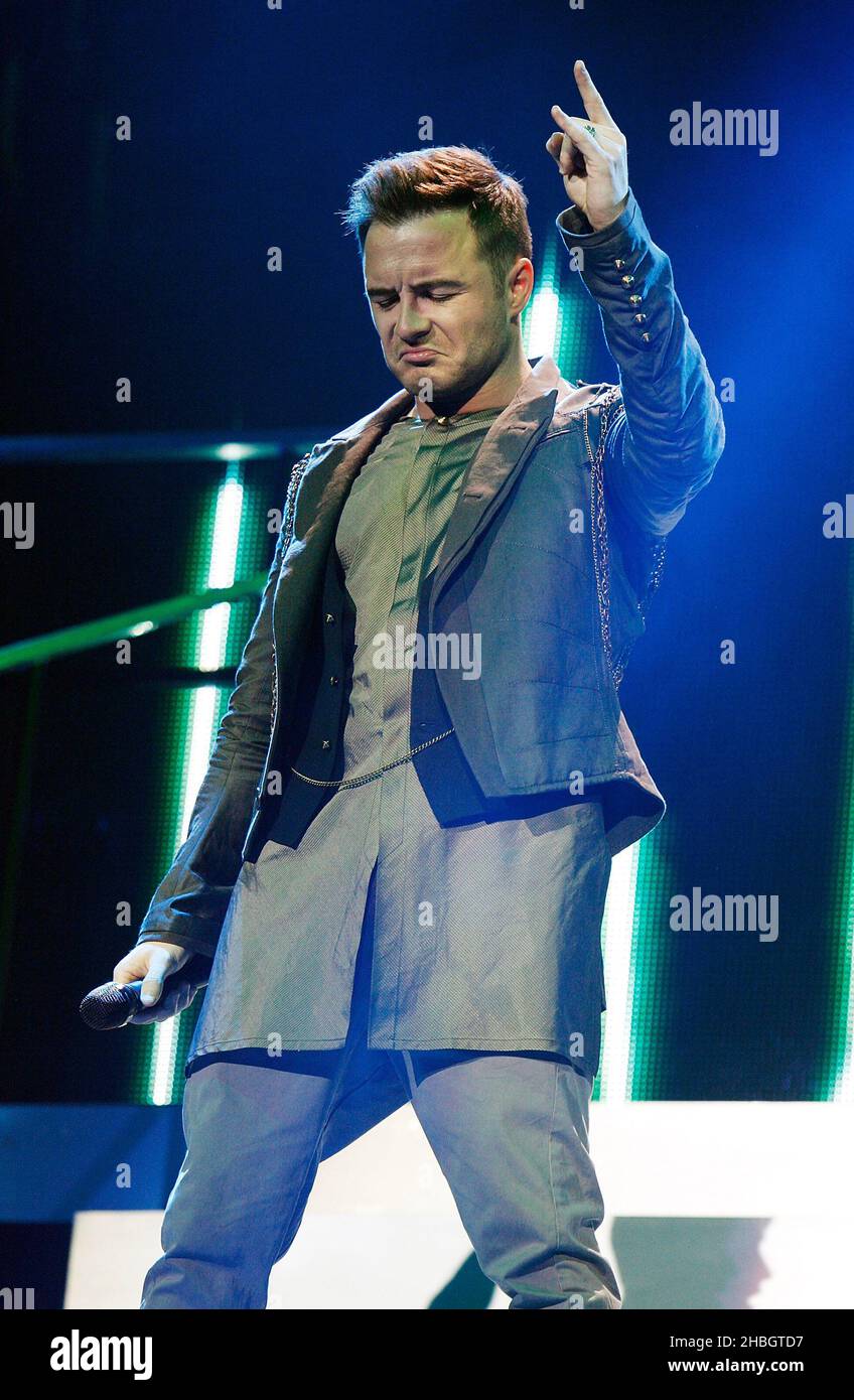 Shane Filan von Westlife spielt live im Konzert während der Abschiedstour der Band in der O2 Arena in London. Stockfoto