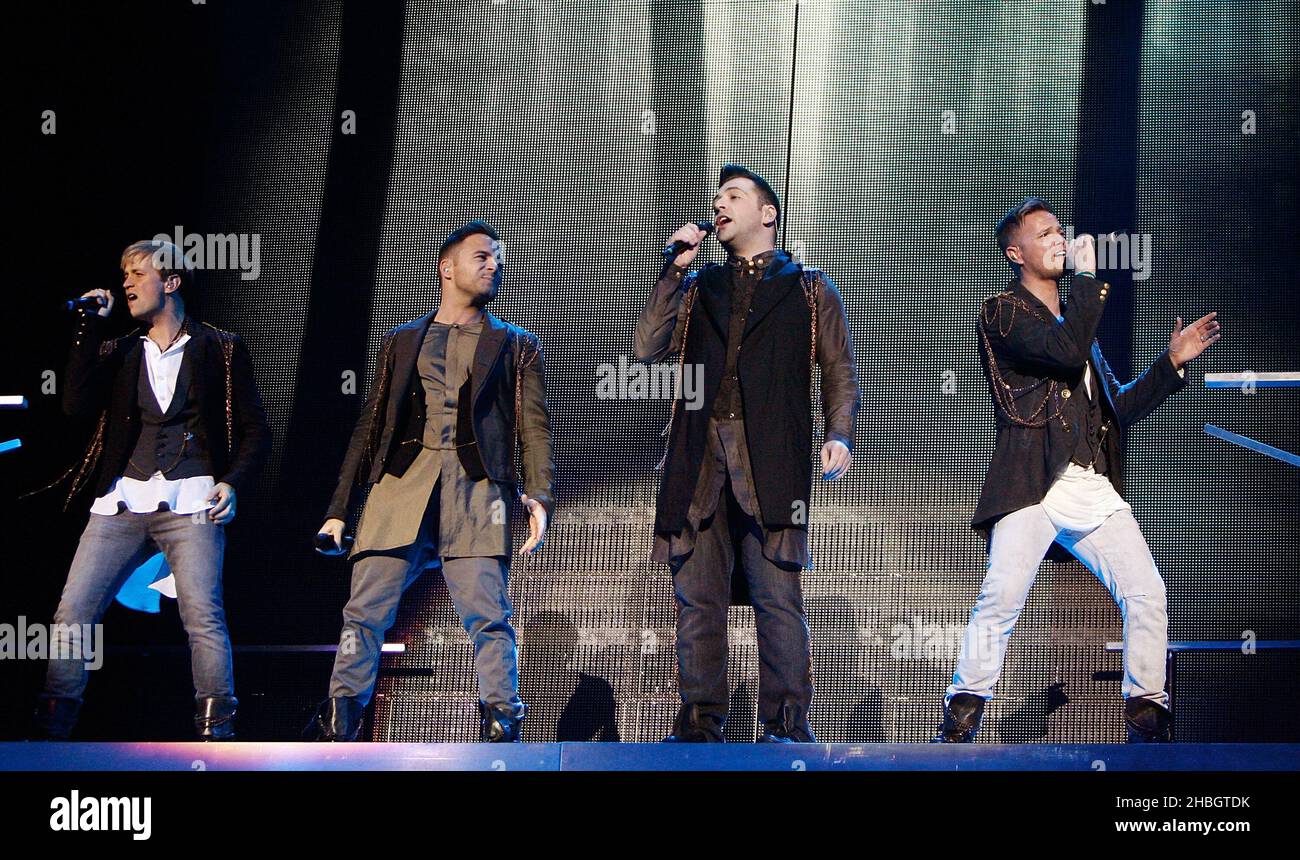 (L-R) Kian Egan, Shane Filan, Mark Feehily und Nicky Byrne von Westlife treten während der Abschiedstournee der Band in der Londoner Arena O2 live auf. Stockfoto