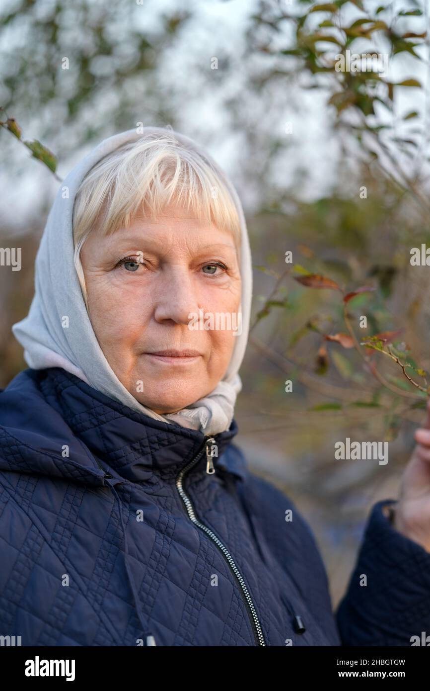 Herbstporträt der schönen alten Frau. Tageslicht. Stockfoto