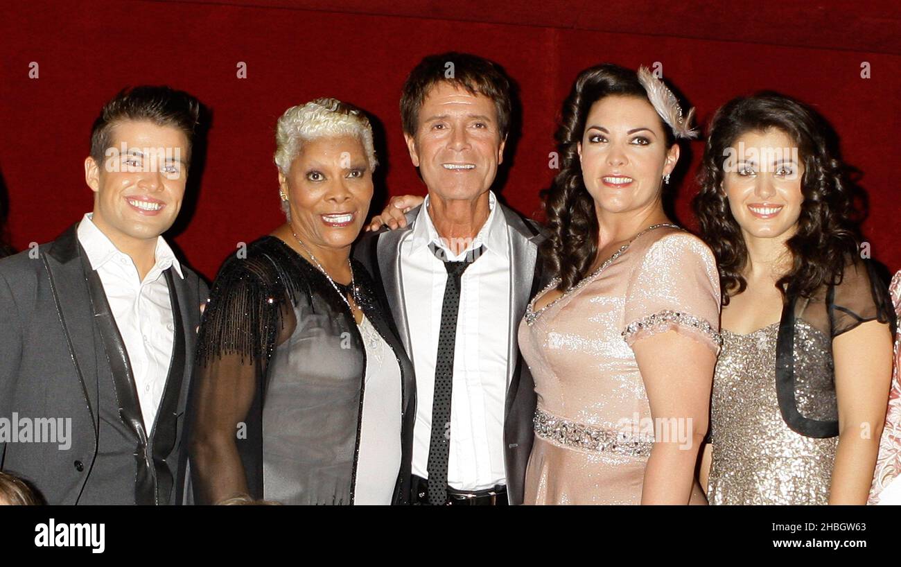 Hintere Reihe von links nach rechts: Joe McElderry, Dionne Warwick, Sir Cliff Richard, Caro Emerald und Katie Melua, vor dem Konzert in Aid of the Hunger Project und dem Welthungertag 2012. Das Konzert findet in der Royal Albert Hall in London statt Stockfoto