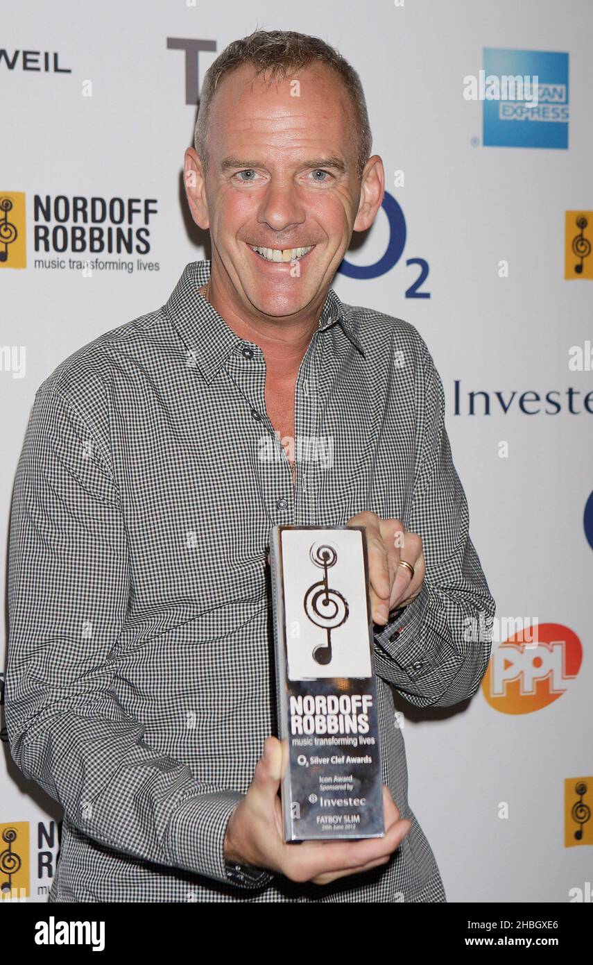 Norman Cook alias Fat Boy Slim bei der Ankunft bei den Norduff Robins 02 Silver Clef Awards im Hilton Hotel am 29. Juni 2012. Stockfoto