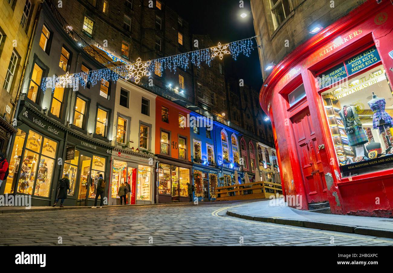 Edinburgh, Schottland, Großbritannien. 9th. Dezember 2021. Nachtansicht der mit Weihnachtslichtern geschmückten Straßen auf der historischen Victoria Street in der Altstadt von Edinburgh. Stockfoto