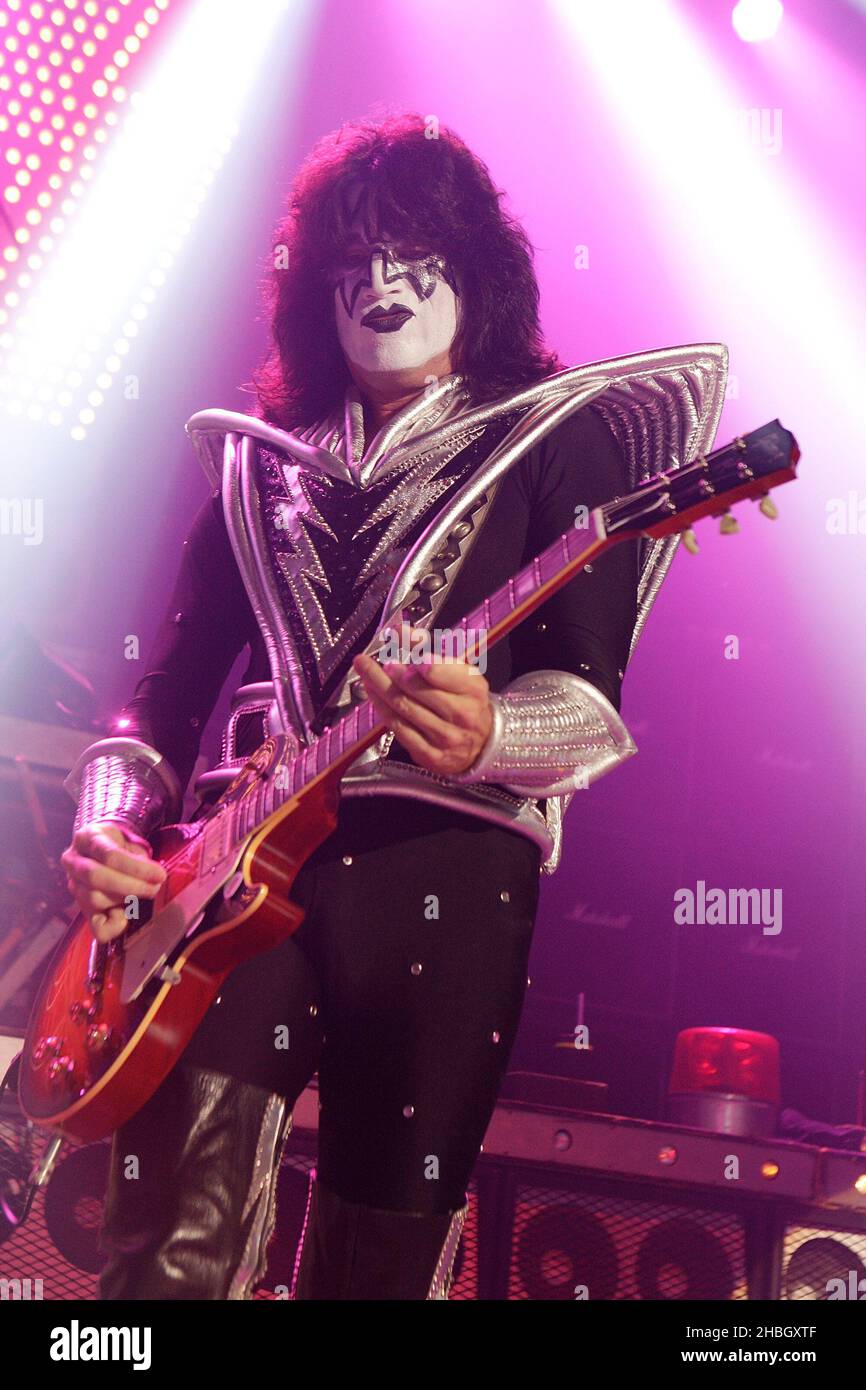 Tommy Thayer von Kiss tritt im Rahmen der Hilfsorganisation Help for Heroes beim HMV Forum in Kentish Town, London, auf. Stockfoto