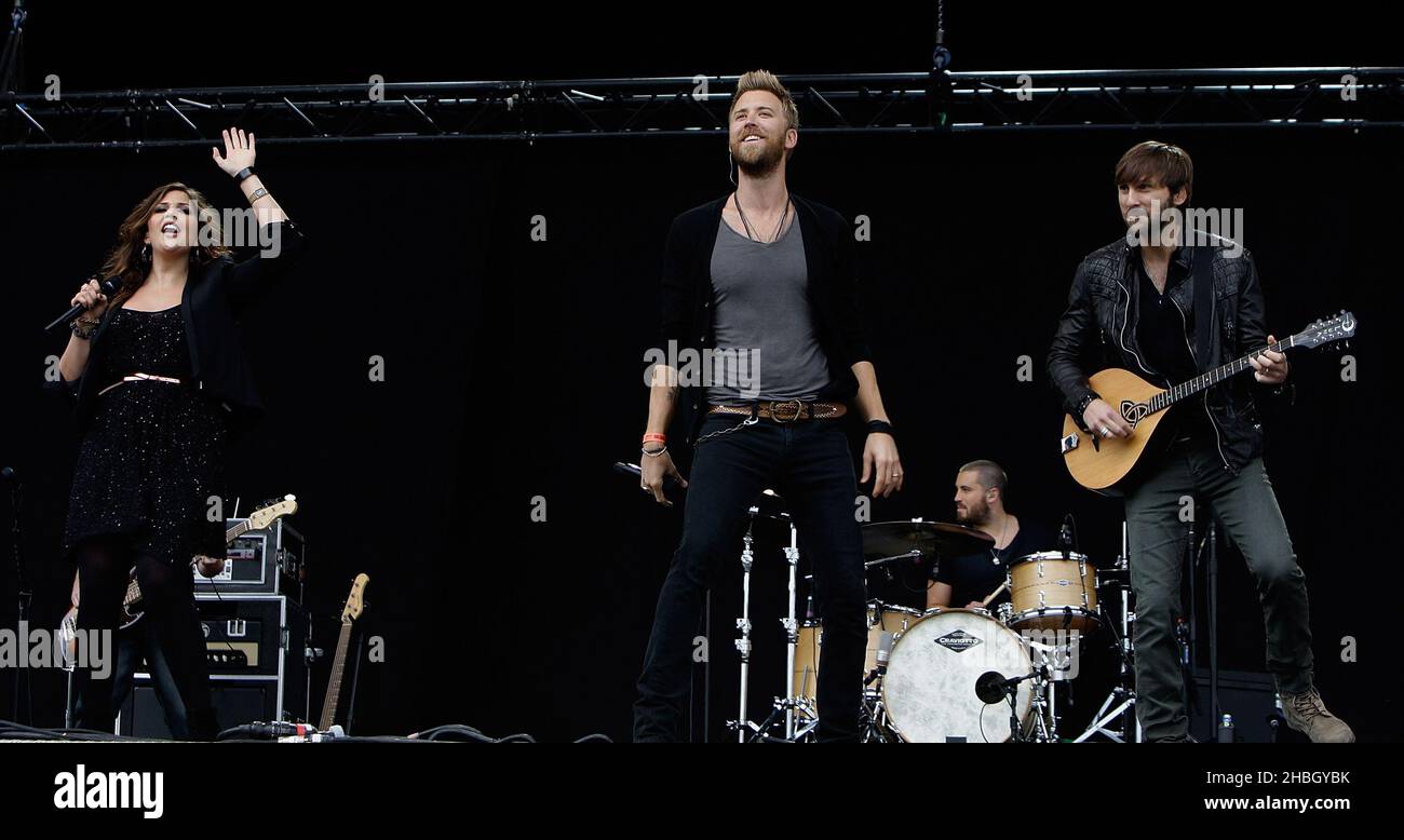 Hillary Scott, Charles Kelley und Dave Haywood von Lady Antebellum treten am 14,2012. Juli auf der Bühne des Hard Rock Calling Day 2 im Hyde Park auf. Stockfoto