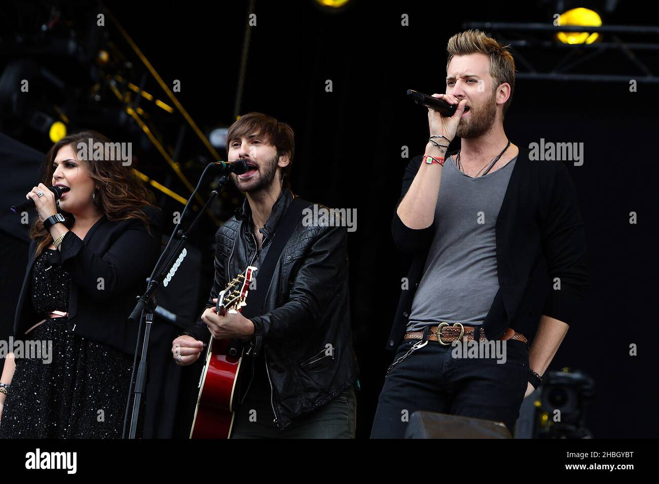 Hillary Scott, Charles Kelley und Dave Haywood von Lady Antebellum treten am 14,2012. Juli auf der Bühne des Hard Rock Calling Day 2 im Hyde Park auf. Stockfoto