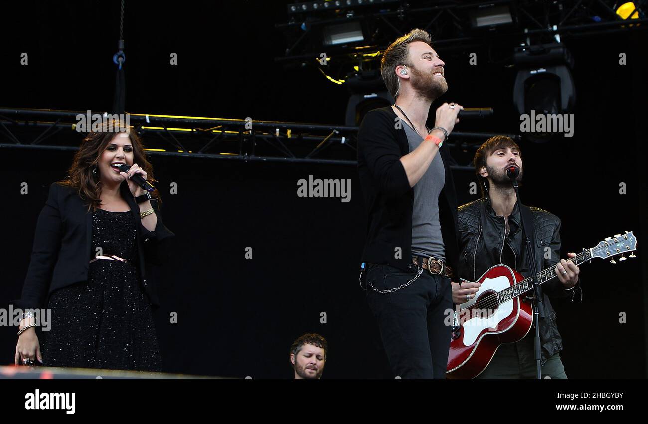 Hillary Scott, Charles Kelley und Dave Haywood von Lady Antebellum treten am 14,2012. Juli auf der Bühne des Hard Rock Calling Day 2 im Hyde Park auf. Stockfoto