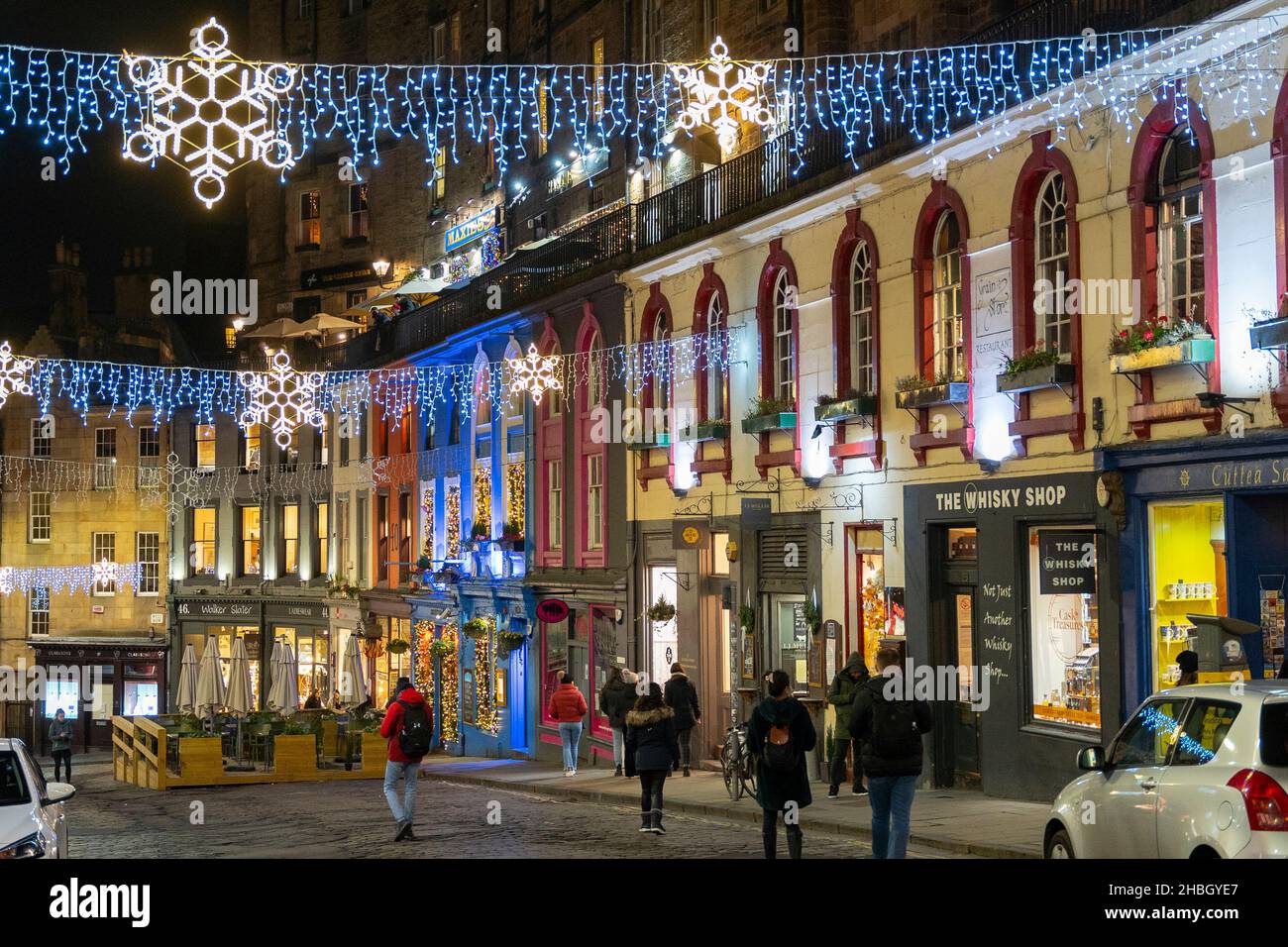 Edinburgh, Schottland, Großbritannien. 9th. Dezember 2021. Nachtansicht der mit Weihnachtslichtern geschmückten Straßen auf der historischen Victoria Street in der Altstadt von Edinburgh. Stockfoto