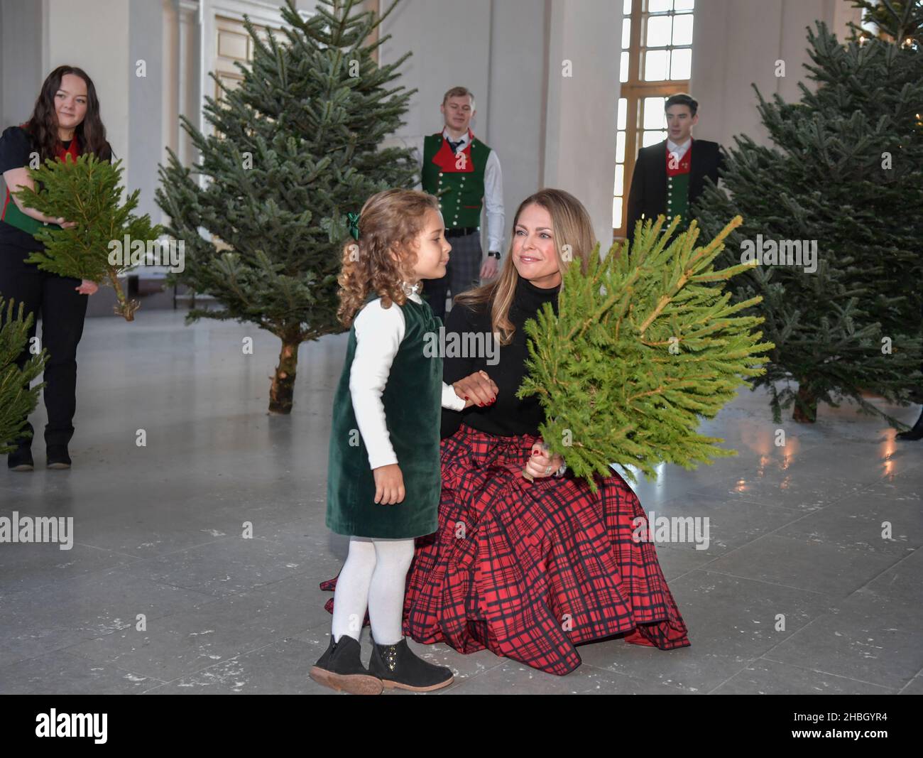 Stockholm, Sverige. 20th Dez 2021. Die schwedische Prinzessin Madeleine und  Prinzessin Adrienne erhalten am 20. Dezember 2021 Weihnachtsbäume im  Königspalast in Stockholm, Schweden. Foto: Anders Wiklund/TT Code 10040  Quelle: TT News Agency/Alamy