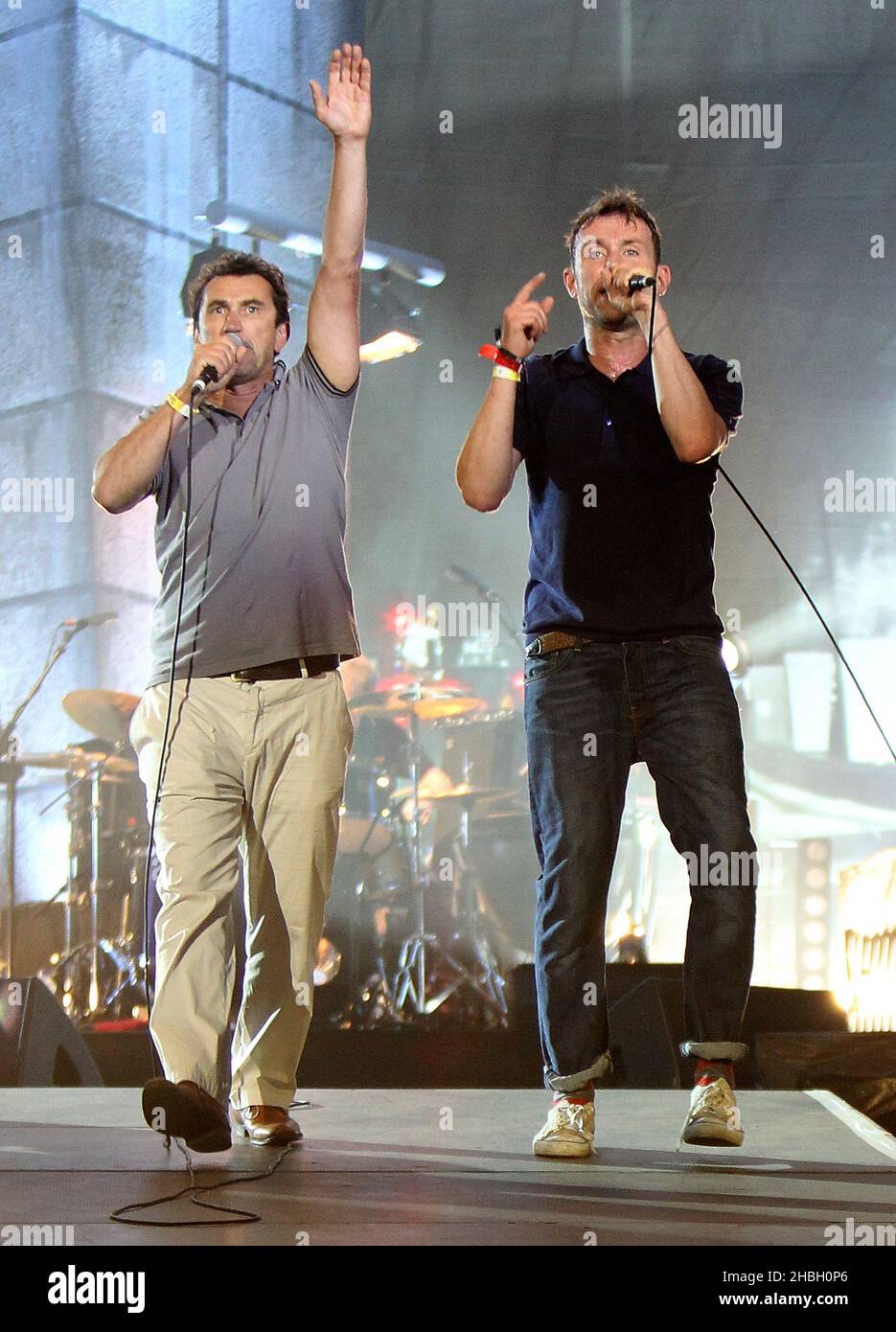 Damon Albarn of Blur auf der Bühne mit Phil Daniels während des Park Life bei der BT London Live Abschlussfeier zum Abschluss der Olympischen Spiele im Hyde Park im Zentrum von London. Stockfoto