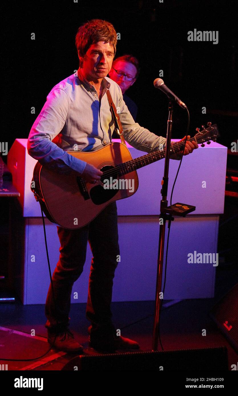 Noel Gallagher und seine High Flying Birds spielen live auf der Bühne im Rahmen der XFM, s Legends Series in Aid of war Child, im Londoner Dingwalls. Stockfoto