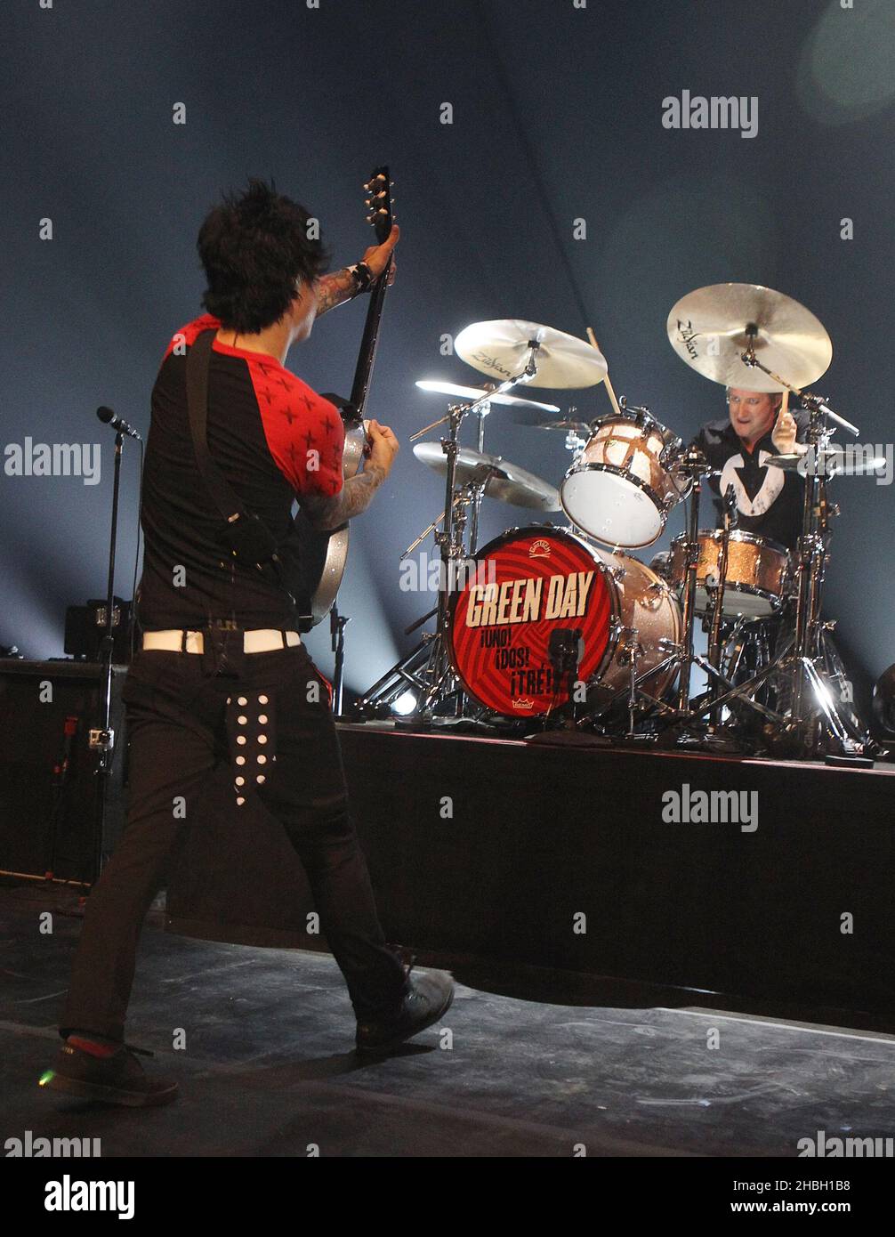 Billie-Joe Armstrong und Tre Cool von Green Day, die eine einmalige, intime Londoner Show aufführen, um die bevorstehende Veröffentlichung ihrer Alben ÁUno!, ÁDos zu fördern! Und ÁTrŽ!.. Beim Shepherd's Bush Empire 02 in London. Stockfoto