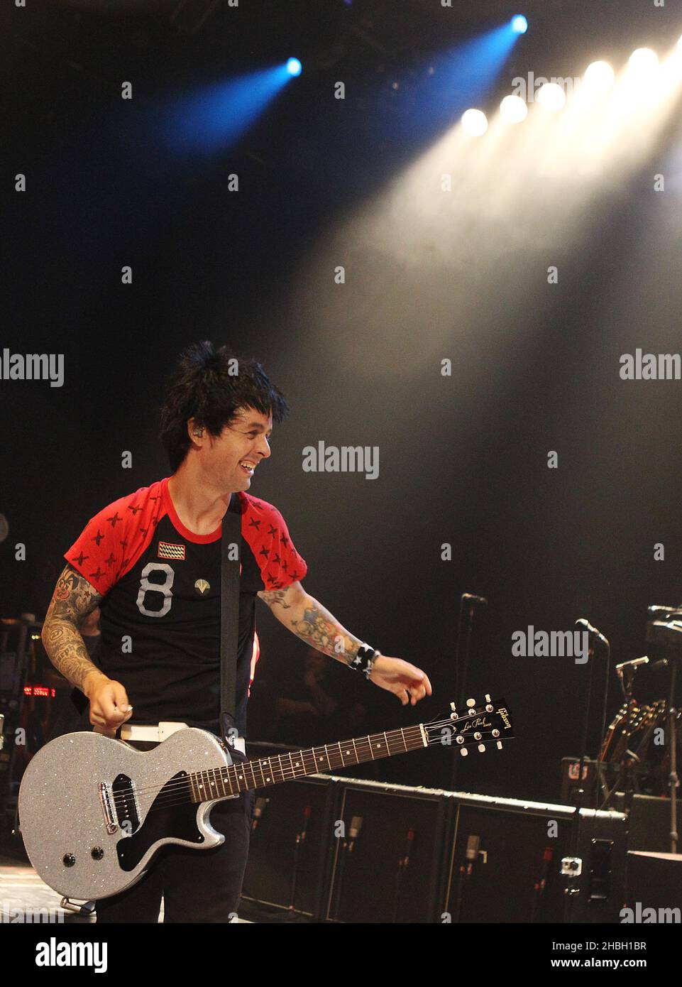 Billie Joe Armstrong von Green Day, die eine einmalige intime Londoner Show aufführt, die die bevorstehende Veröffentlichung ihrer Alben ÁUno!, ÁDos fördert! Und ÁTrŽ!.. Beim Shepherd's Bush Empire 02 in London. Stockfoto