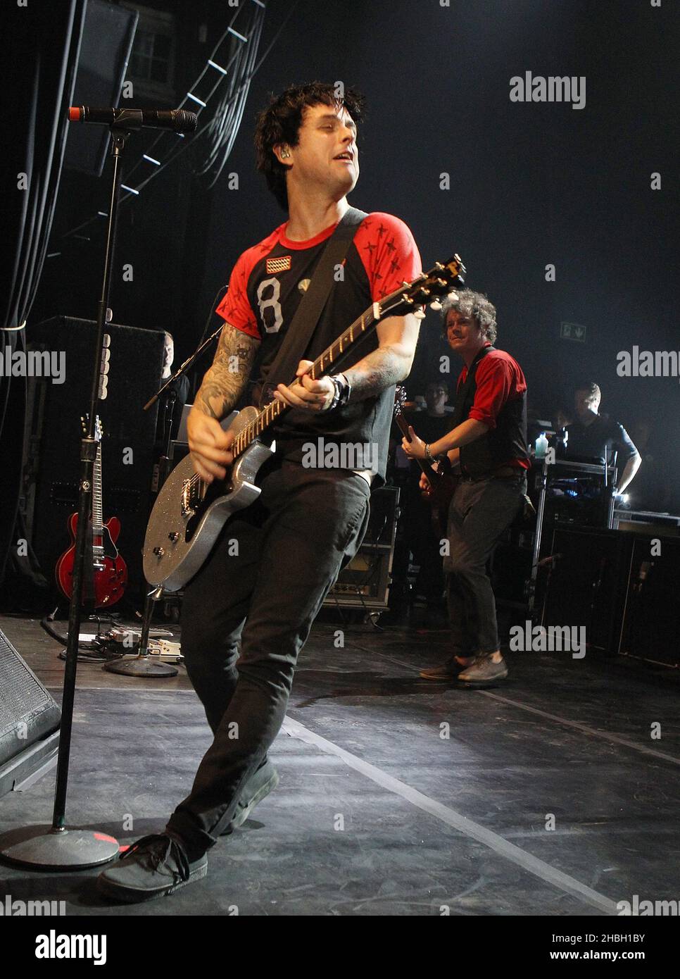 Billie Joe Armstrong von Green Day, die eine einmalige intime Londoner Show aufführt, die die bevorstehende Veröffentlichung ihrer Alben ÁUno!, ÁDos fördert! Und ÁTrŽ!.. Beim Shepherd's Bush Empire 02 in London. Stockfoto