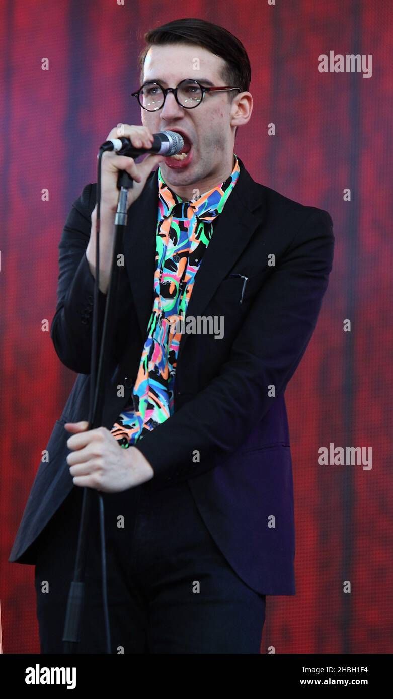 Fred Macphalson und seine Band Spector spielen live bei der BT London Live Paralympics Opening Ceremony am Trafalgar Square in London. Stockfoto