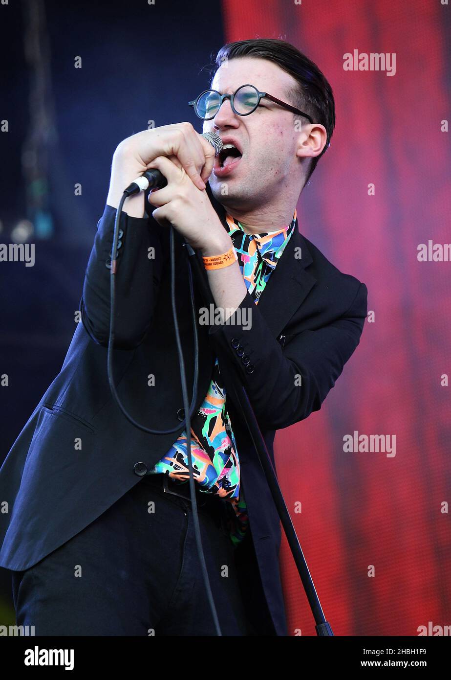 Fred Macphalson und seine Band Spector spielen live bei der BT London Live Paralympics Opening Ceremony am Trafalgar Square in London. Stockfoto