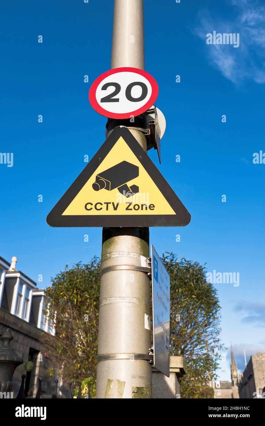 dh Zone Schild CCTV UK 20 zwanzig Geschwindigkeitsbegrenzungskamera Symbol Zeichen Stadt Straße Sicherheit Überwachung Schottland Stockfoto