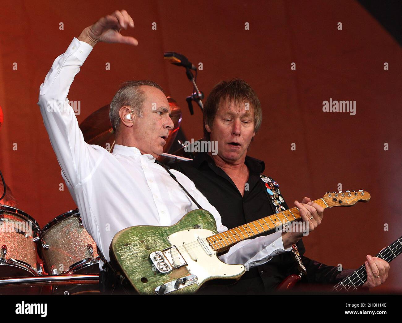 Francis Rossi und John Coghlan von Status Quo treten auf der Bühne des BBC Radio 2 Live Proms im Park im Hyde Park in London auf. Stockfoto