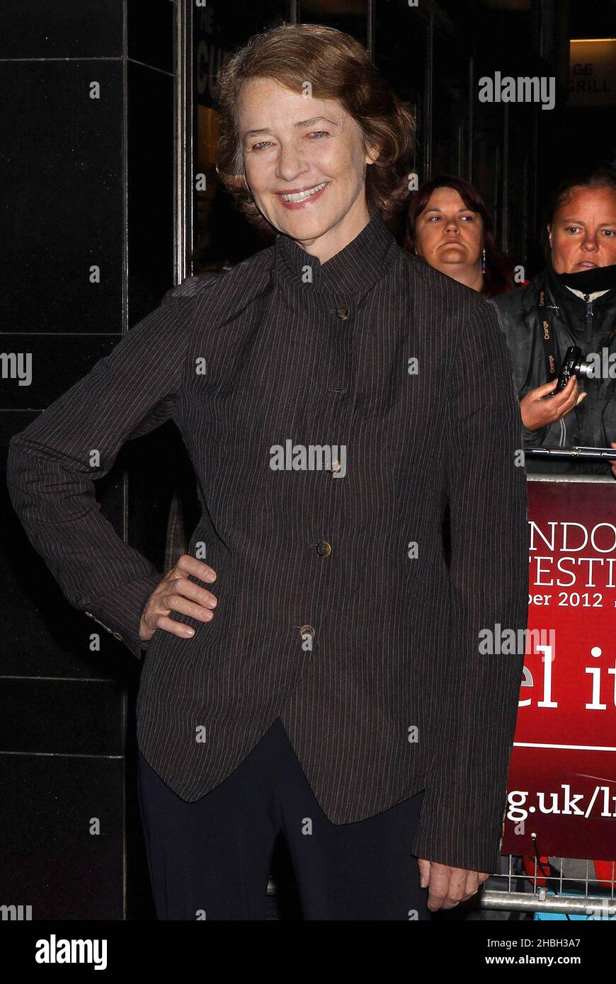 Charlotte Rampling bei der Ankunft beim BFI London Film Festival of I 56th, Anna Premiere im Curzon's Mayfair in London. Stockfoto Charlotte Rampling bei der Ankunft beim BFI London Film Festival of I 56th, Anna Premiere im Curzon's Mayfair in London. Stockfoto