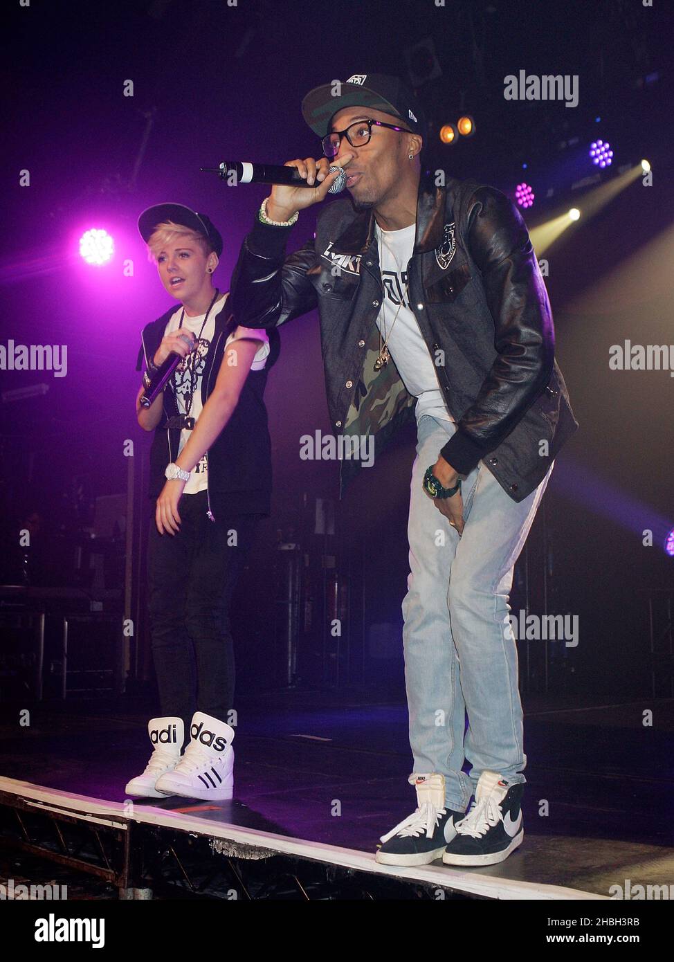 Charlotte Rundle und Simeon Dixon von MK1 unterstützen JLS bei der Aufführung im G-A-Y Heaven in London. Stockfoto