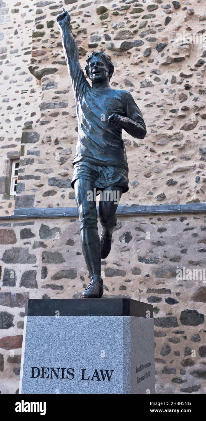 dh Denis Law Statue ABERDEEN SCHOTTLAND Schottische Fußballer Statuen Schottland Stockfoto