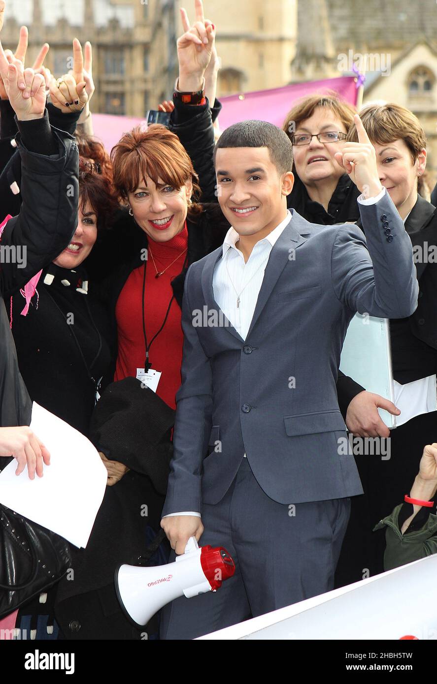 Kathy Lette und Jahmene Douglas nahmen an der 1 Billion Dollar Rising und dem V-Day Fotocall zur Unterstützung von Frauen gegen Gewalt am Parliament Square in London Teil. Stockfoto