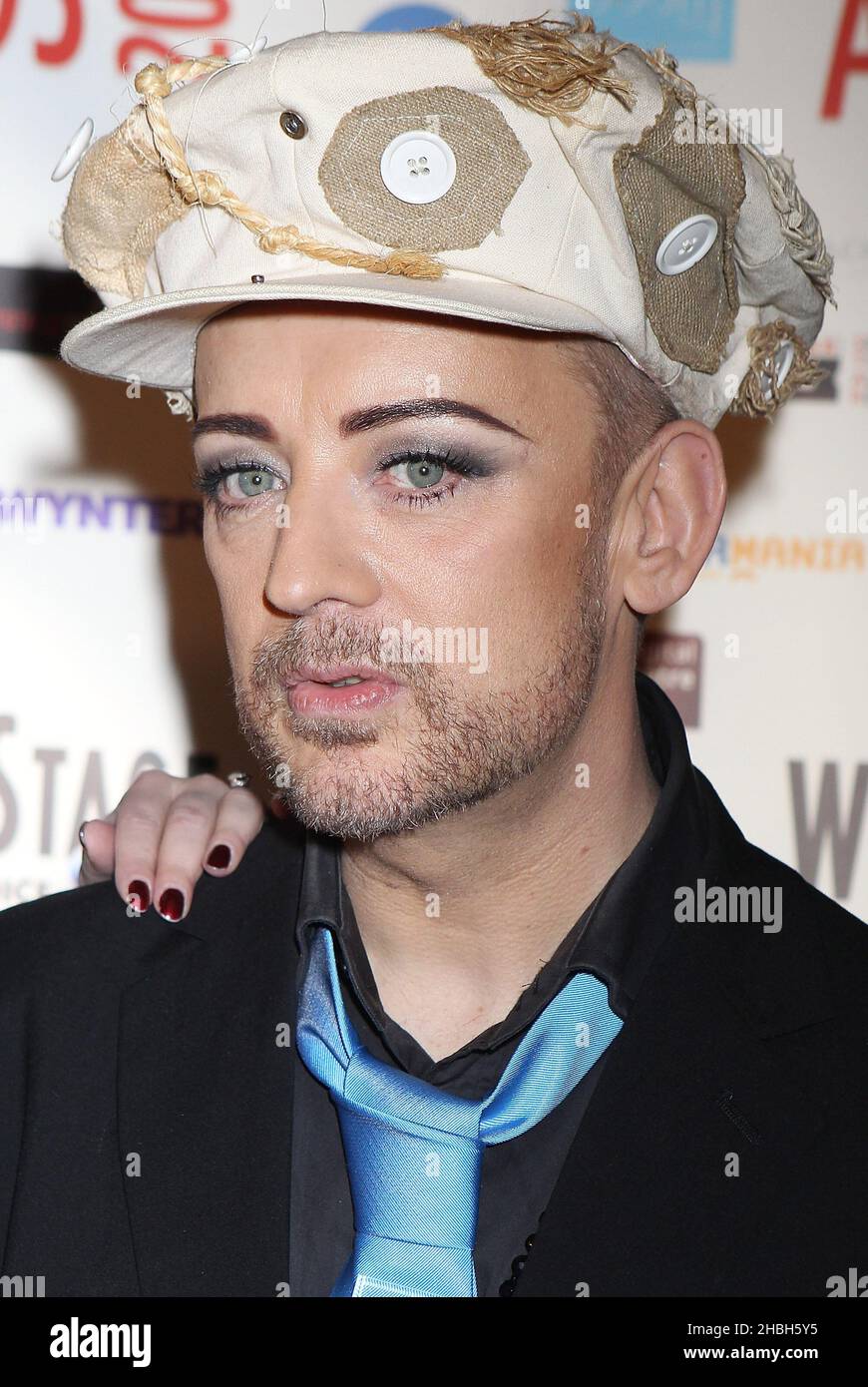 Boy George, Gewinner der Best Off West End-Produktion, backstage bei den Whatsonstage Awards im Palace Theatre in London. Stockfoto