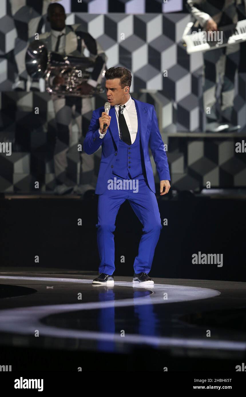 Robbie Williams tritt bei den Brit Awards 2013 in der O2 Arena, London, auf. Stockfoto