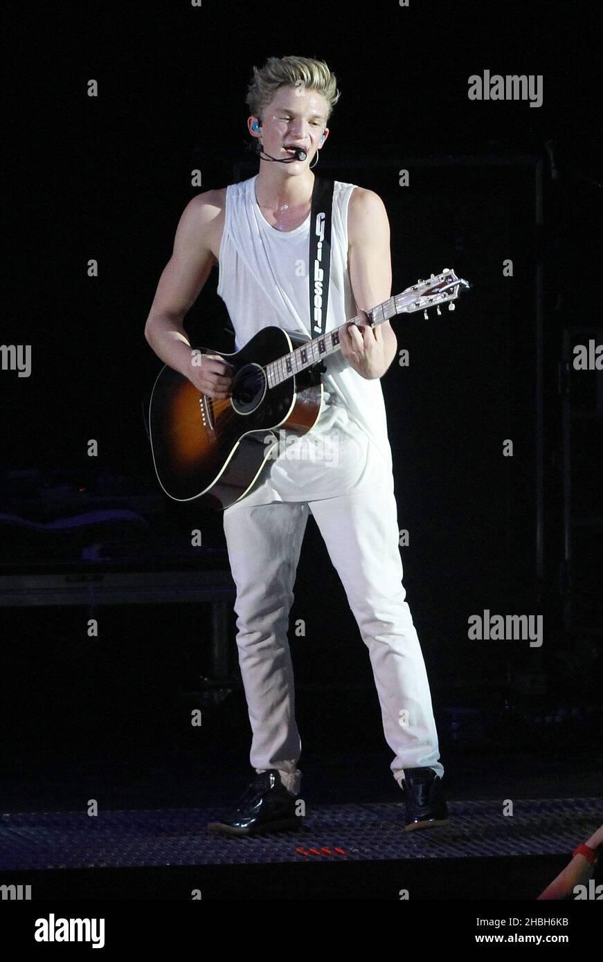 Cody Simpson tritt in der O2 Arena in London zur Unterstützung von Justin Bieber auf. Stockfoto