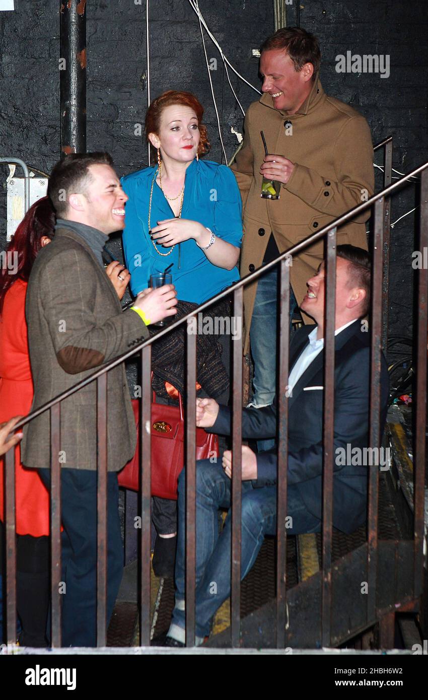 Die Stars der Coronation Street, Jennie McAlpine und Anthony Cotton, sehen Nicole Scherzinger live auf der Bühne des G-A-Y Heaven in London. Stockfoto