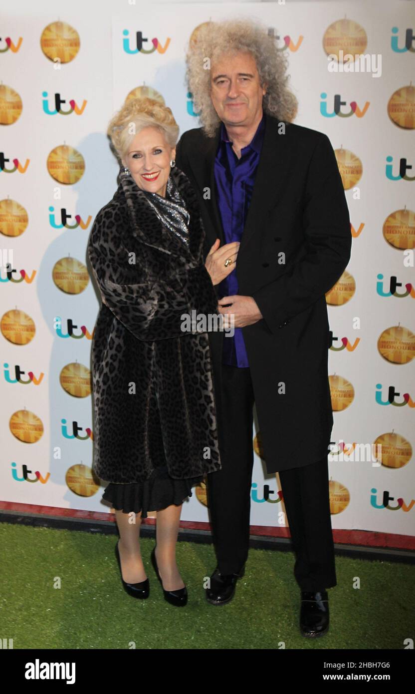 Anita Dobson und Brian May nehmen an den British Animal Honors Awards 2013 in Elstree, Hertfordshire, Teil. Stockfoto