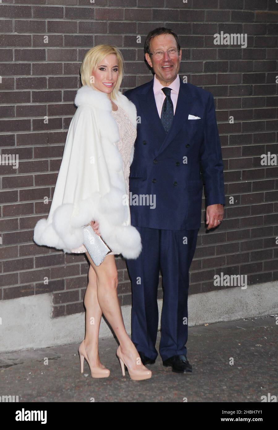 Richard Desmond und ein Gast bei einem Abend mit Chickenshed in den ITV Studios in Southbank in London. Stockfoto