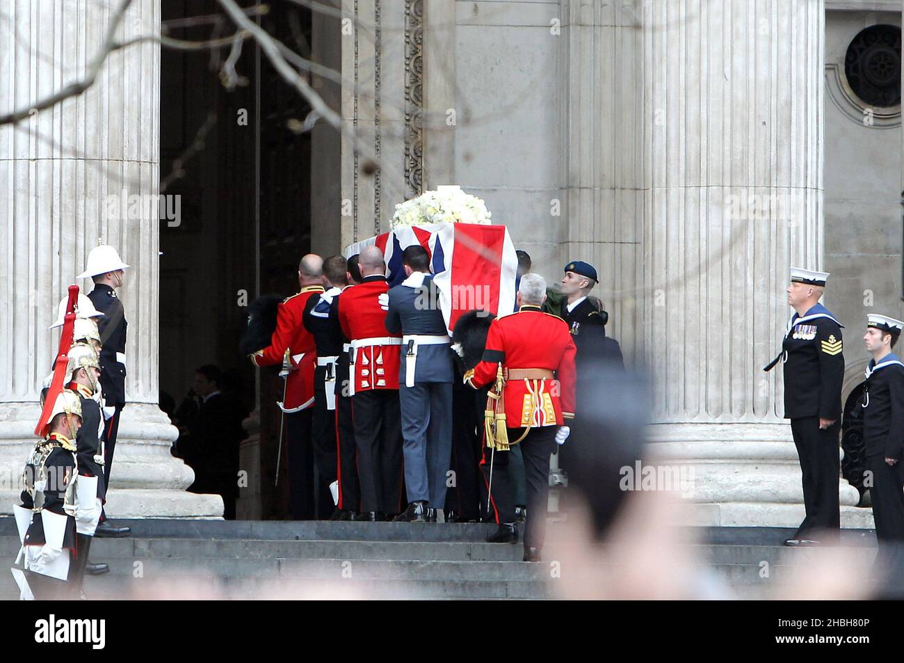 Der Sarg von Baroness Thatcher kommt an der St. Paul's Cathedral im Zentrum von London an. Stockfoto