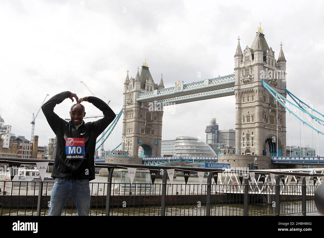 Mo Farah beim Virgin London Marathon Photocall im Tower Hotel in London. Stockfoto