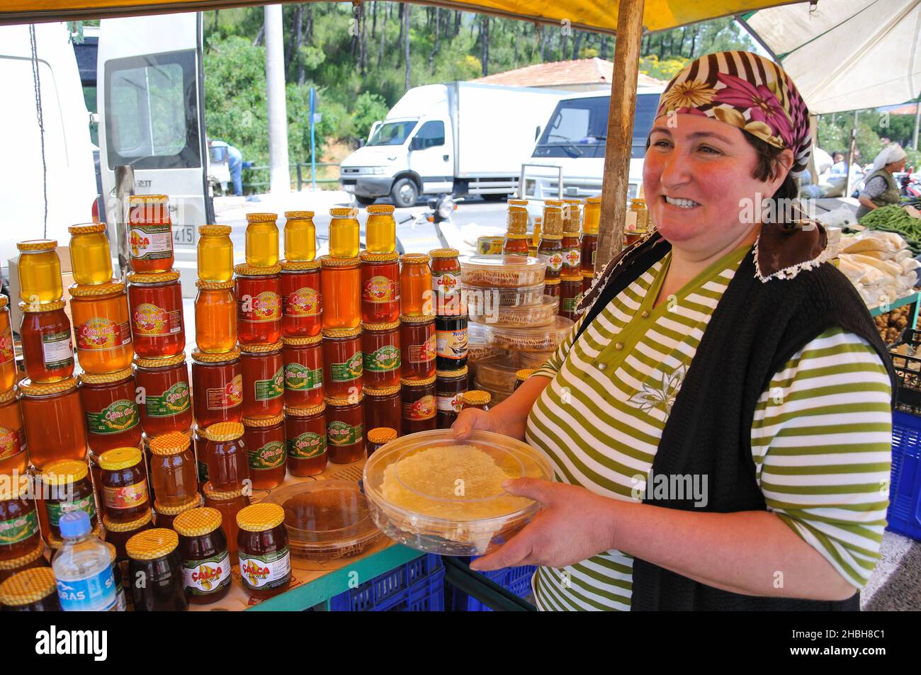 Einheimische Honigverkäuferin im Freiluftmarkt, Icmeler, Datca Halbinsel, Mulga Provinz, Republik Türkiye Stockfoto