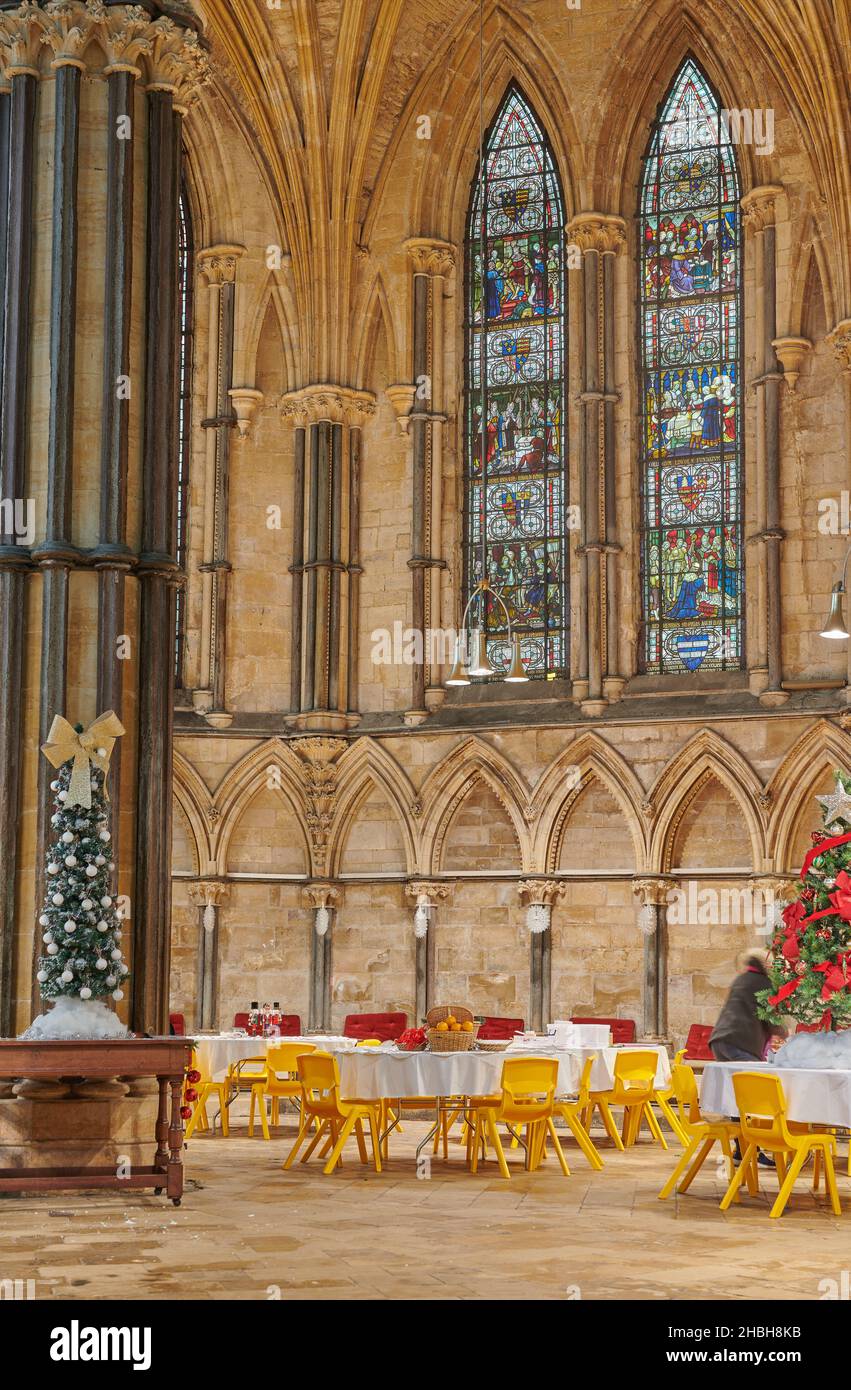 Vorbereitungen für eine weihnachtsfeier im Kapitelhaus der Lincoln Cathedral, England, dezember 2021. Stockfoto