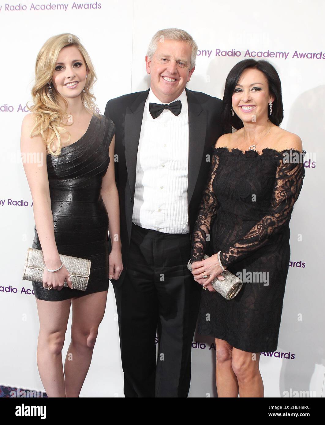 Colin Montgomerie mit seiner Frau Gaynor Knowles und seiner STEP-Tochter Lynsey Knowles nehmen an den Sony Radio Academy Awards im Grosvenor House Hotel in London Teil. Stockfoto