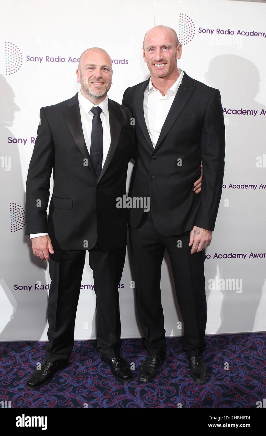 Gareth Thomas (rechts) und ein Gast bei den Sony Radio Academy Awards im Grosvenor House Hotel in London. Stockfoto
