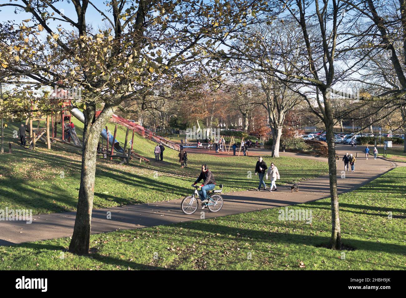 dh Duthie Park ABERDEEN SCHOTTLAND Menschen sitzen entspannt Wandern in Parks Wintertag Stockfoto