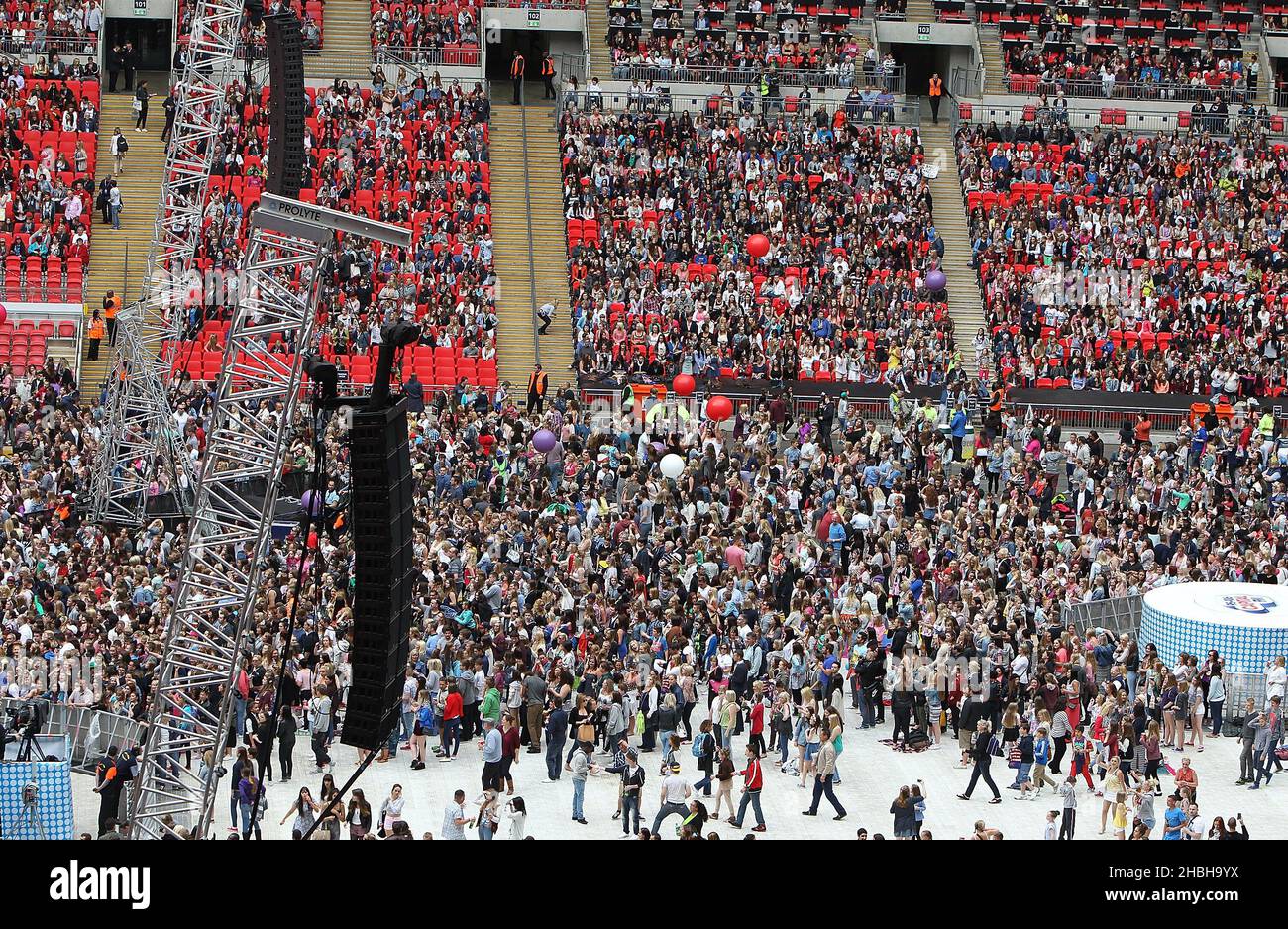 Allgemeine Ansicht der Fans, die beim Summertime Ball von Capital FM im Wembley Stadium, London, ankommen. Stockfoto