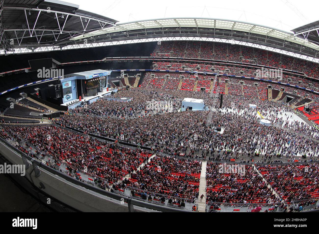 Allgemeine Ansicht der Fans, die beim Summertime Ball von Capital FM im Wembley Stadium, London, ankommen. Stockfoto