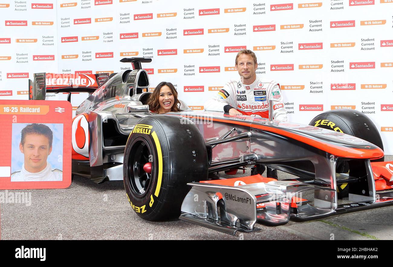 Der Formel 1-Star Jenson Button wird von der TV-Persönlichkeit Myleene Klass begleitet, um bei der British Medical Association in London für Fotos mit einem McClaren-Auto zu posieren und den Sponsor des Automobilherstellers Santander zu bewerben. Stockfoto