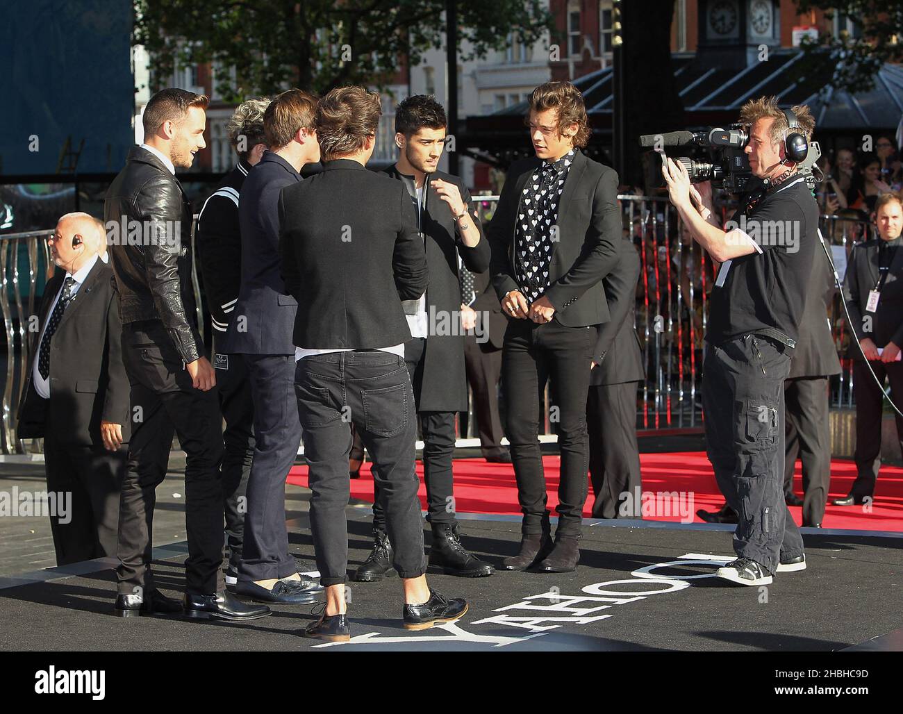 Liam Payne, Louis Tomlinson, Niall Horan, Zayn Malik und Harry Styles besuchen die One Direction „This is US“-Weltpremiere im Empire, Leicester Square in London. Stockfoto