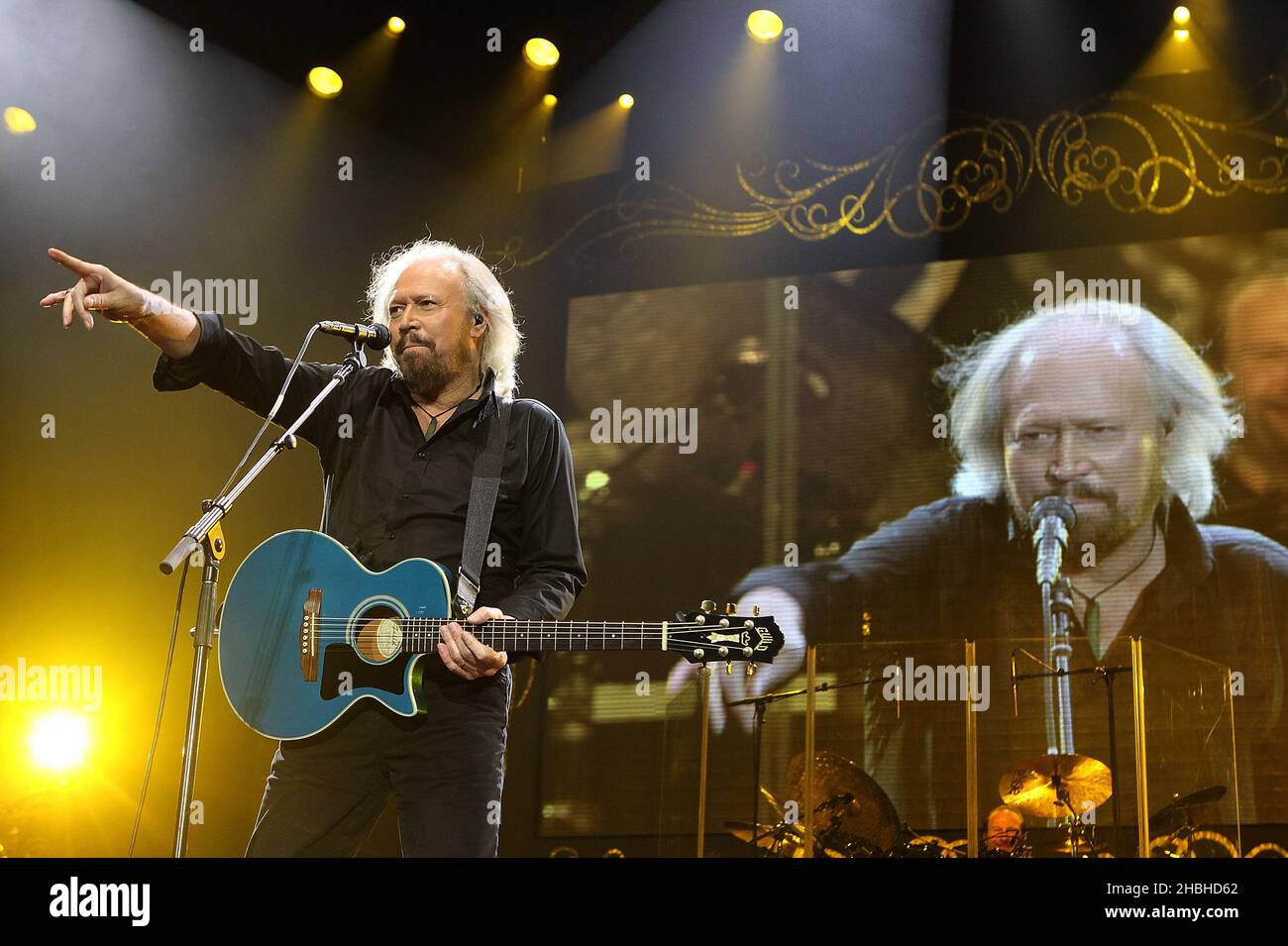 Barry Gibb bei einem Konzert in der O2 Arena, London. Stockfoto
