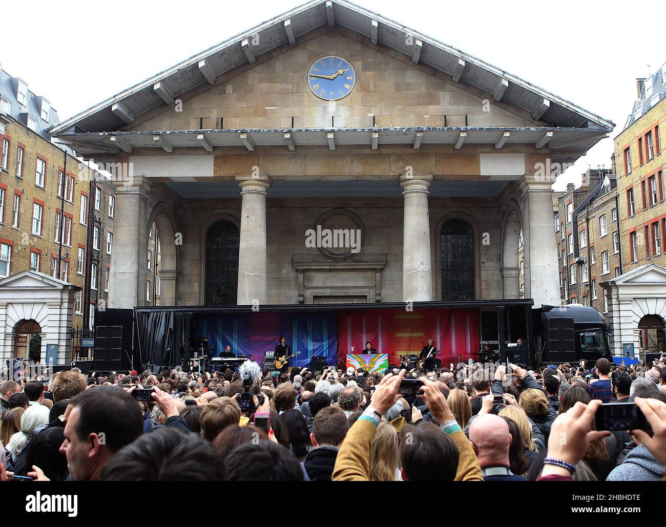 Paul McCartney tritt in Covent Garden in London auf und wirbt für sein neues Album. Stockfoto