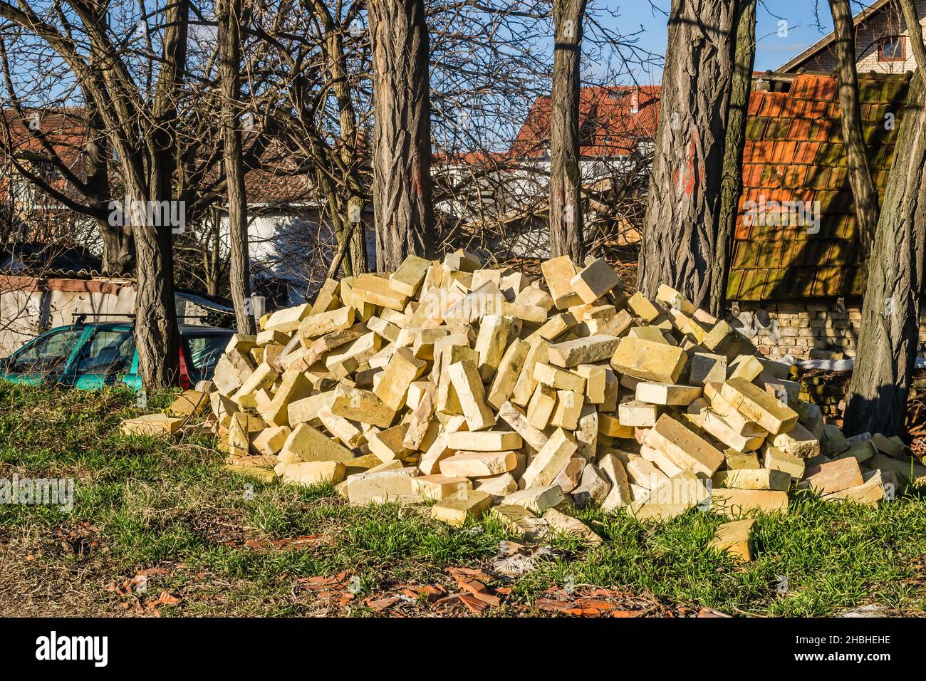 Ein Bündel von Krim Ziegel, ein Ziegelstein aus Muscheln, eine Textur. Hintergrund Stockfoto