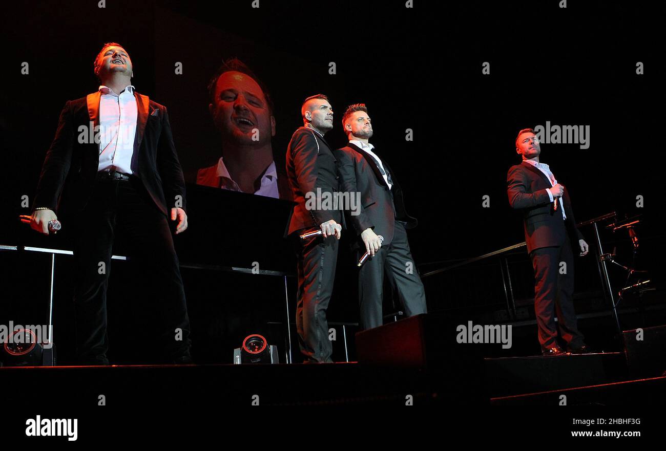 Mikey Graham, Shane Lynch, Keith Duffy und Ronan Keating von Boyzone treten auf der Bühne der 02 Arena in London auf. Stockfoto