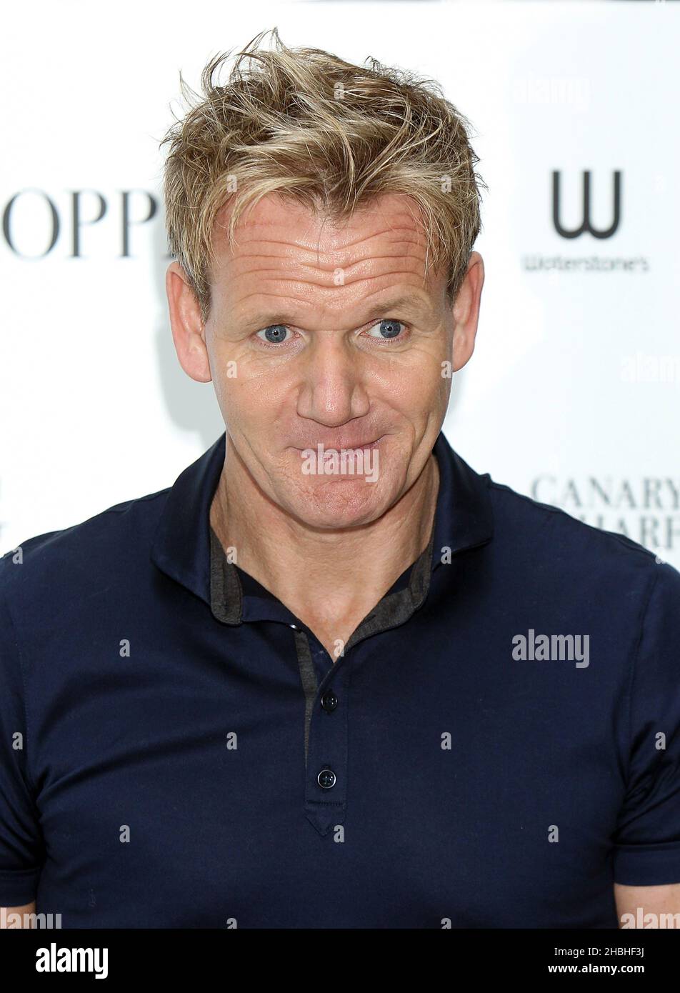 Gordon Ramsay signiert Kopien seines neuen Kochbuches Gordon Ramsay's Ultimate Home Cooking in Waterstone's Canary Wharf in London. Stockfoto