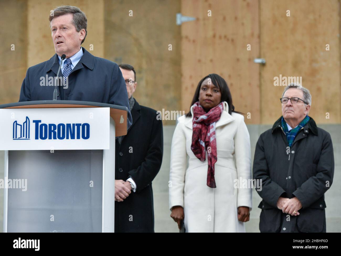 Toronto, Kanada - 14. November 2015: Toronto Mahnwache zur Unterstützung von Paris, Frankreich einen Tag später auf dem Nathan Phillips Square. John Tory, Bürgermeister von Toronto, spricht Stockfoto